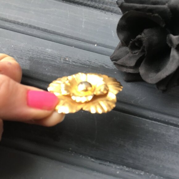 Gold Flower Collar Clip - Picture 3 of 6